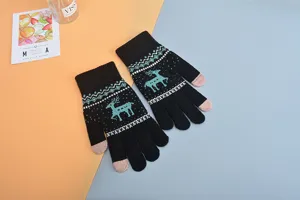Dettaglio guanti in maglia touch invernali caldi, grazioso motivo a cervo, uso quotidiano.