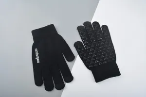 Gants d'hiver tricotés noirs tactiles avec des particules antidérapantes et impression.