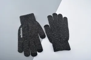 Gros plan sur les gants tactiles en tricot d'hiver, tissu texturé, détails antidérapants.
