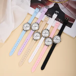 Orologio al quarzo in silicone minimalista con quadrante digitale, elegante da donna.