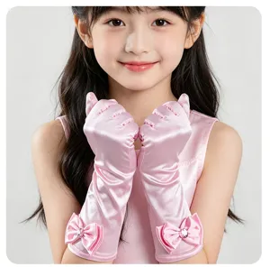 Gants longs en satin rose pour fête d'enfants, détail avec nœud mignon et accent de cristal.