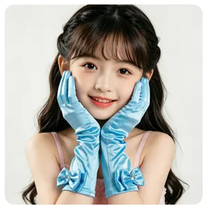 Gros-plan de gants de performance en satin bleu pour enfants avec nœud, accessoire.