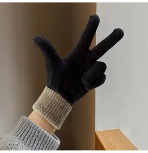 Primo piano di guanti invernali in maglia touch screen con polsino a coste, nero e beige.