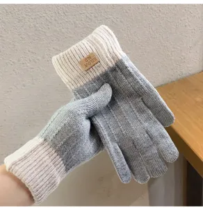Guanti in maglia caldi touchscreen con design color-block per l'inverno e l'uso quotidiano.