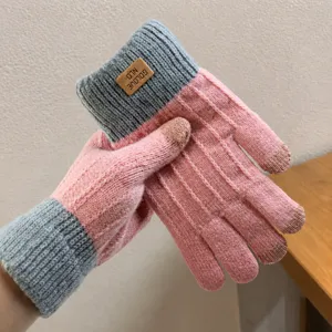 Guanti touch screen in maglia calda con spessa fodera in pile, design rosa e grigio.