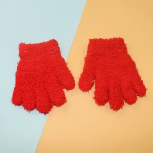 Red winter thermal children's gloves, fleece-lined knitted fuzzy gloves for outdoor sports.