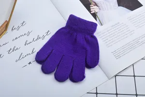 Kinder Strick Handschuhe Fünffinger Winter warm Detail Ansicht, lila elastischer Stoff.