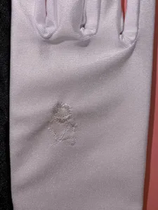 Dettaglio guanto elastico bianco in spandex, delicato ricamo floreale, trama liscia.