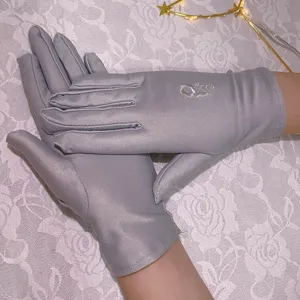 Guanti estivi sottili elasticizzati in spandex da donna con delicato ricamo protezione solare.