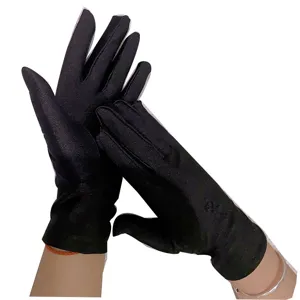Guanti elastici neri sottili da donna per protezione solare, guida ed eleganza.