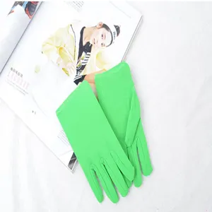 Helle grüne dünne Handschuhe, leichte Performance- und Sonnenschutzhandschoene für Kinder.