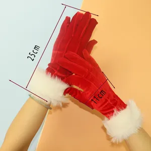 Vue détaillée de gants de velours de Noël rouges avec poignets en peluche blanche et mesures.
