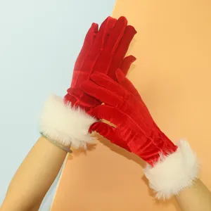 Gants courts en velours rouge de Noel avec poignets en fausse fourrure blanche pour fetes.