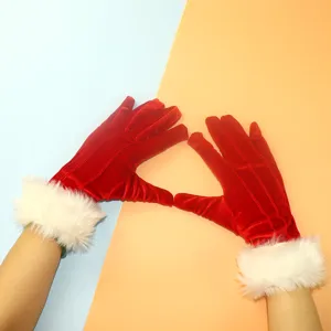 Détail en gros plan de gants en velours rouge avec poignets en fausse fourrure blanche.