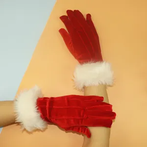 Gants de Noël en velours rouge avec poignets en fausse fourrure blanche, courts et chauds.