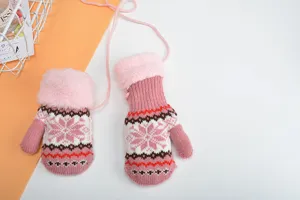 Winterwarme, gefütterte, verdickte doppellagige Kinderfäustlinge mit süßem Schneeflocken-Muster.