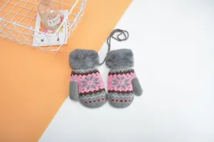 Warme dicke Plüsch Kinder Fäustlinge mit Kordel, süße rosa und graue Strick Handschuhe für Babys.
