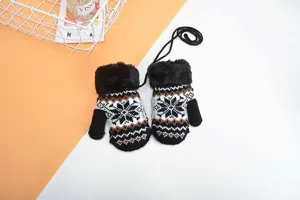 Winter warme gefütterte Strickfäustlinge für Kinder Jungen und Mädchen mit Schneeflocken.