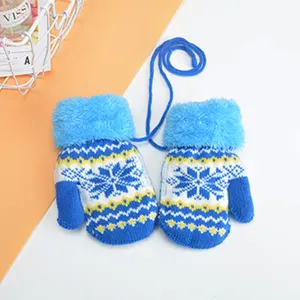 Kinder Winter warme Plüschbündchen Strickfäustlinge mit Umhängeband blaues Schneeflockenmuster