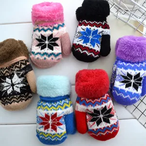 Guantes de invierno tejidos cálidos con puños de felpa y clásicos patrones de copos de nieve.