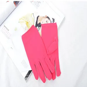 Detailansicht dünner Kinderhandschuhe in hellem Rosa, weicher Stoff für Aufführungen.