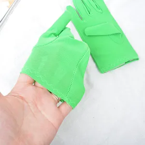 Grüne Kinderhandschuhe für Aufführungen und Alltag, dünner Stoff, bequem und niedlich.