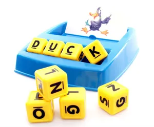 Detailopname van educatieve letterblokken en blauwetray voor het leren van kinderen.