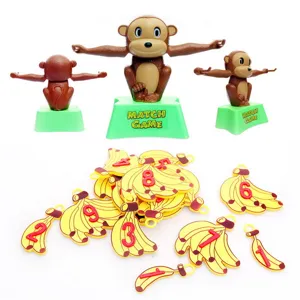 Detalle en primer plano del juguete balanza de mono con pesos de plátano numerados niños.