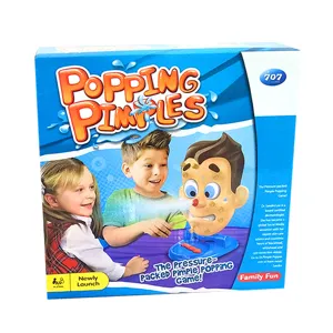 Detailansicht der Popping Pimples Brettspiel Verpackung mit Kindern und Wasserspritz-Funktion.