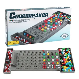 Vue détail du jeu de société Codebreaker avec plateau de stratégie et pions colorés.