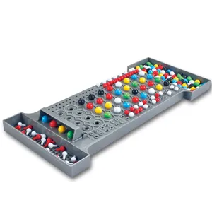 Jeu de société de logique Mastermind avec des pions colorés pour le jeu interactif en famille.