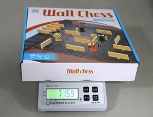Vista detallada del juego de mesa de ajedrez de pared estratégico para niños, juguete familiar.