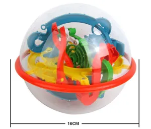 Gros plan détaillé de la boule de labyrinthe 3D avec pistes multicolores et coque transparente.