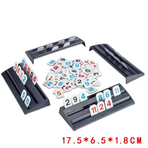 Mini juego de mesa Rummikub con fichas y soportes para la diversión y el ingenio familiar.