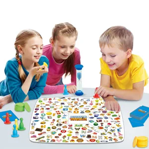 Detalle de juego de mesa infantil que muestra niños jugando con el set de juego detective.