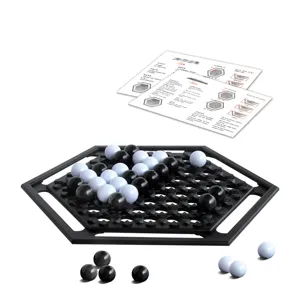 Klassisches Abalone Strategiespiel mit schwarzen und weißen Murmeln für logisches Denken.