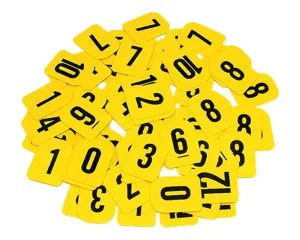 Vue détaillée de cartes jaunes empilées avec des chiffres noirs pour jeux éducatifs.