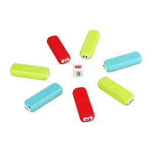 Jeu d'empilement pour enfants avec blocs chenilles colorés et dés pour jeux de table amusants.