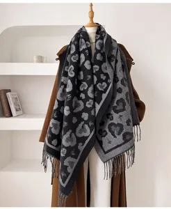 Vue détaillée de l'écharpe d'hiver à imprimé léopard rétro avec franges et tissu jacquard doux.