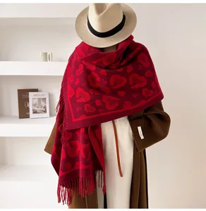 Détail d'écharpe jacquard motif léopard et cœur rouge, châle d'hiver chaleureux frangé.
