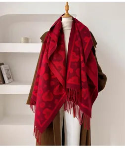 Echarpe tricotuee jacquard motif coeur leopard rouge franges grand chale hiver femme