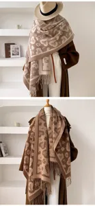 Vue detaillee d'echarpe chale jacquard leopard coeur automne hiver, douce cape frangee tricot chaud.