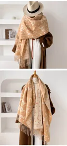 Detailopname van retro Maillard stijl abstract hart franje sjaal, dikke warme wintersjaal.