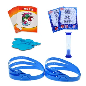 Jeu de société de devinettes pour enfants avec cartes, bandereaux et sablier pour le plaisir.