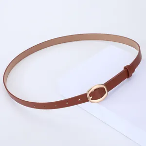 Primo piano della cintura sottile minimalista in pelle PU marrone con elegante fibbia ovale dorata.