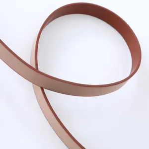 Vista dettagliata di una cintura sottile in pelle PU marrone minimalista, elegante e chic.