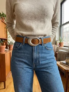 Retro Wildleder Gürtel mit eleganter ovaler Metallschnalle, perfektes Detail für Jeans.