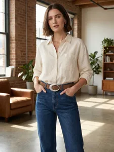 Detailansicht des Vintage Damen Gürtels mit ovaler Schließe und lässigem Hemd und Jeans.