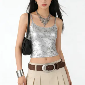 Detailaufnahme eines Damen Metallic Silber Blumen Tanktops mit vintage braunem Taillengürtel.