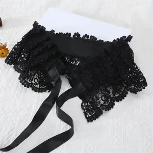 Gros plan sur col decoratif en dentelle noire motif floral, accessoire elegant.